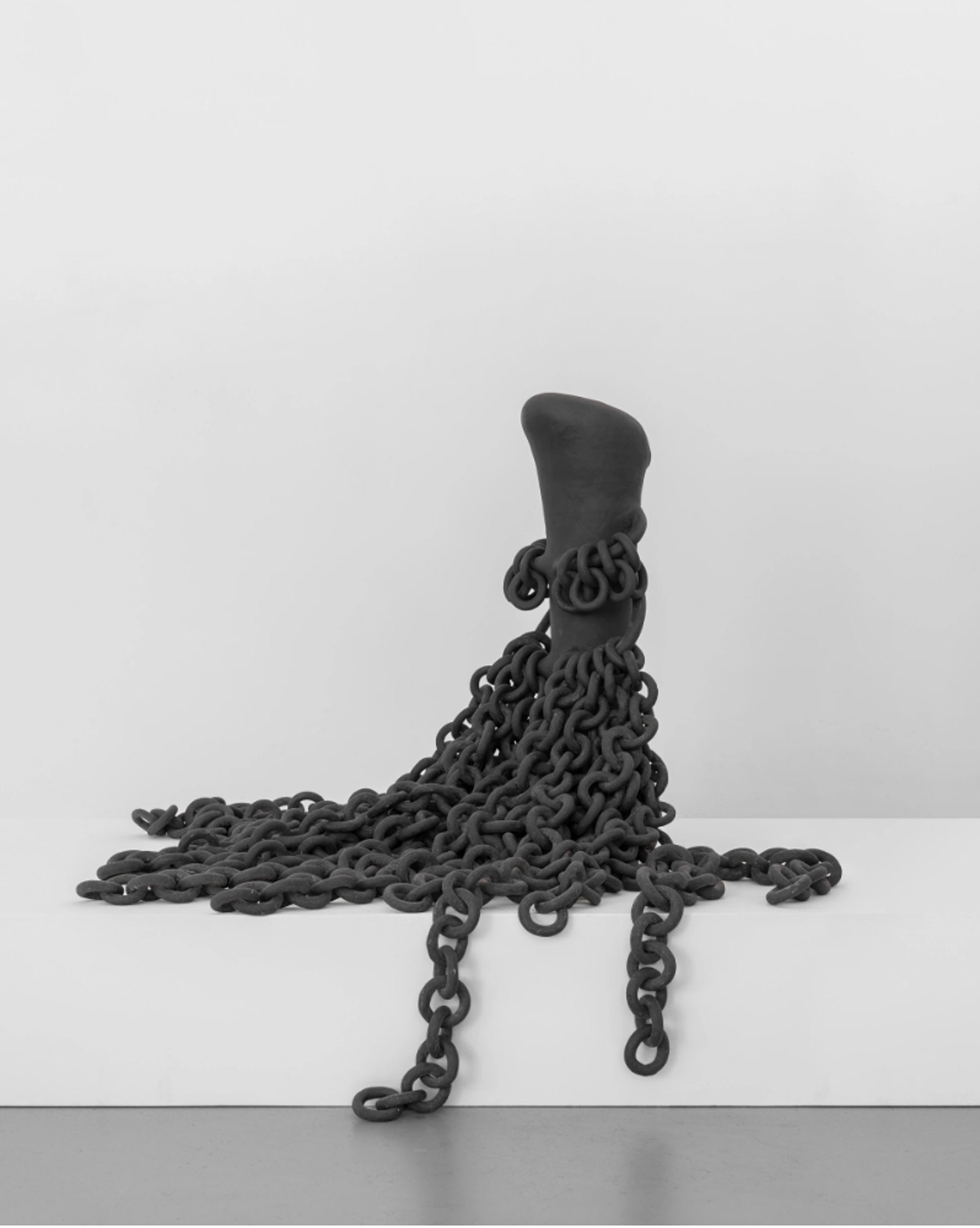 Anneagma,-Matrice,-2024,-Grès-noir-et-engobe-de-porcelaine,-tourné-et-modelé,-65-x-120-cm,-pièce-unique,-Courtesy-Galerie-Sailly