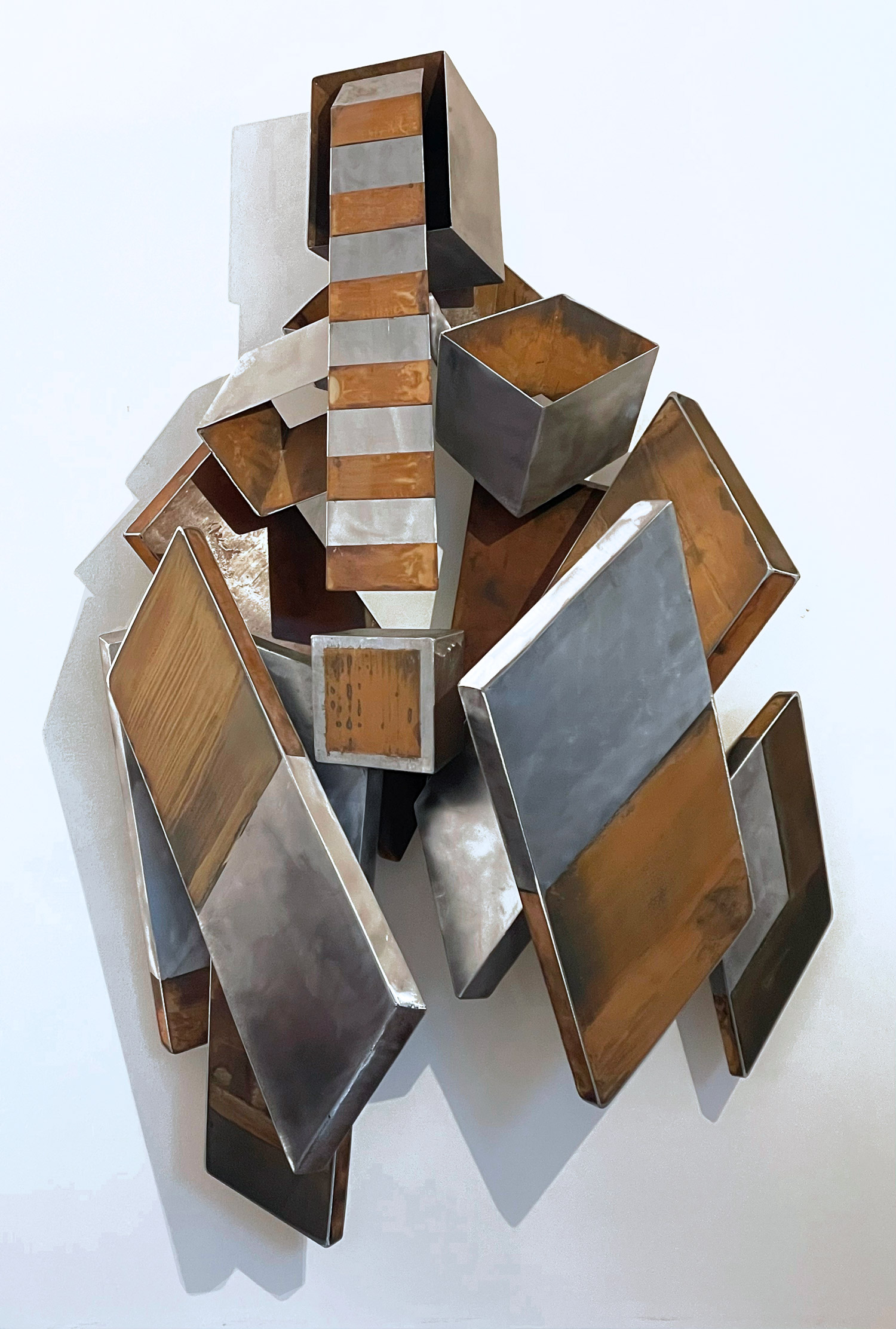 Stevens-Dossou-Yovo,-Ogun-(Bénin),-Acier-brossé-et-oxydé,-Brushed-and-oxydized-steel,-122,-80-x-29-cm,-48-x-31.5-x-11.4-in,-2023