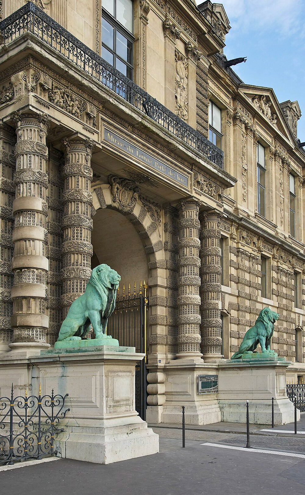 Musée_du_Louvre_porte_des_Lions