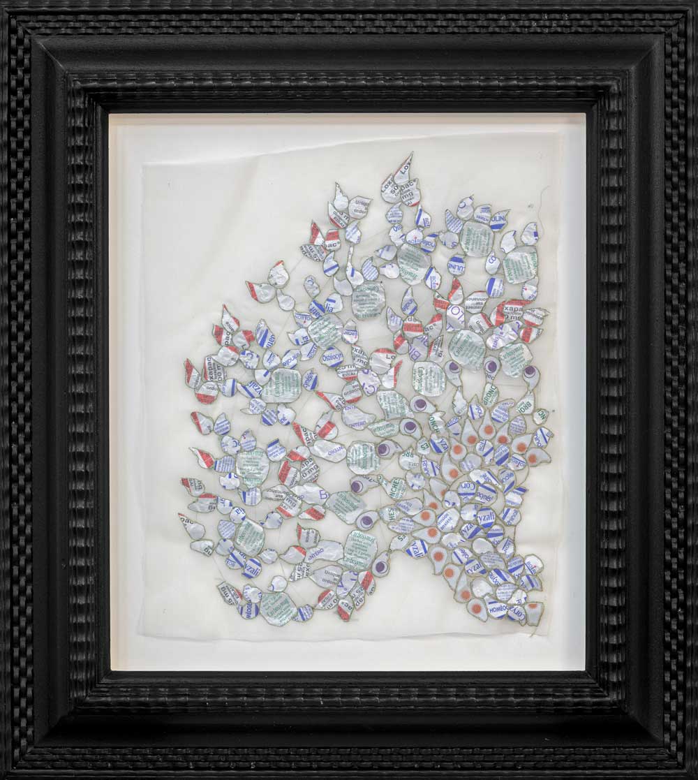 Kwama-Frigaux_Untitled-5_serie-Mandorle_opercules-de-plaquettes-de-médicaments-insérés-par-broderie-sur-organza-de-soie_52x58cm-encadré_2025
