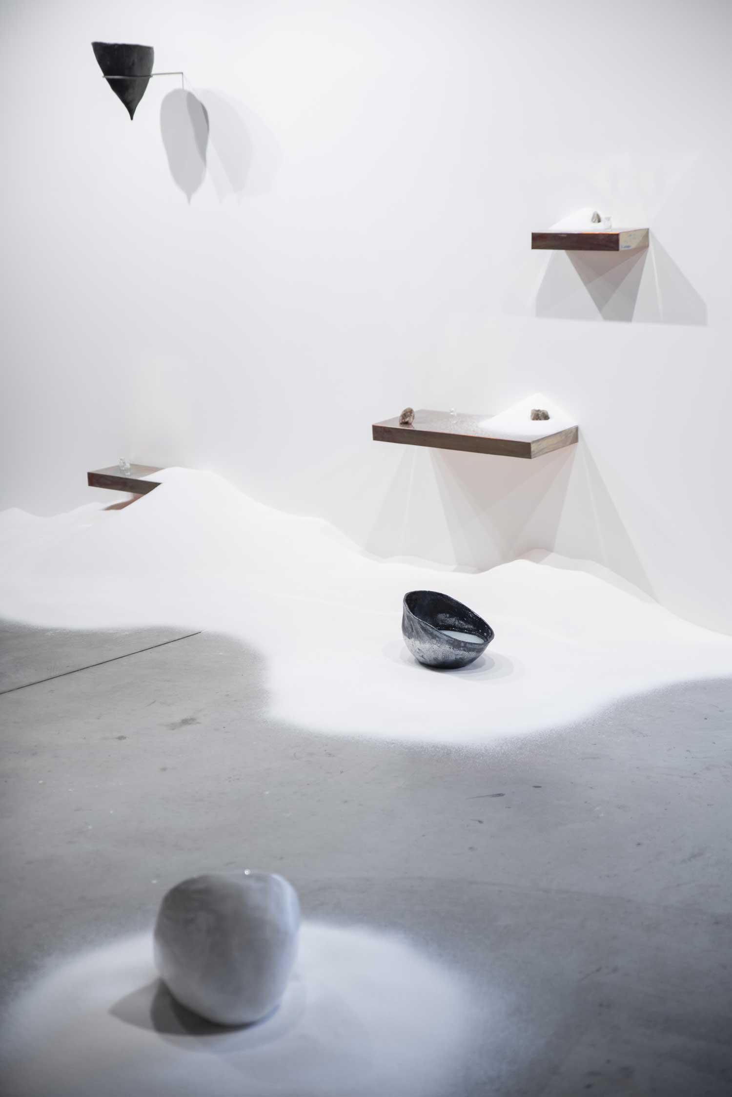 Lambout, 2022–2026, installation, pièces en céramique, flacons, larmes, étagères en cuivre, sel et sel gemme (dimensions variables). Courtesy de l’artiste et La Condition Publique / Le Cube. Photo : © Arto Victorri.