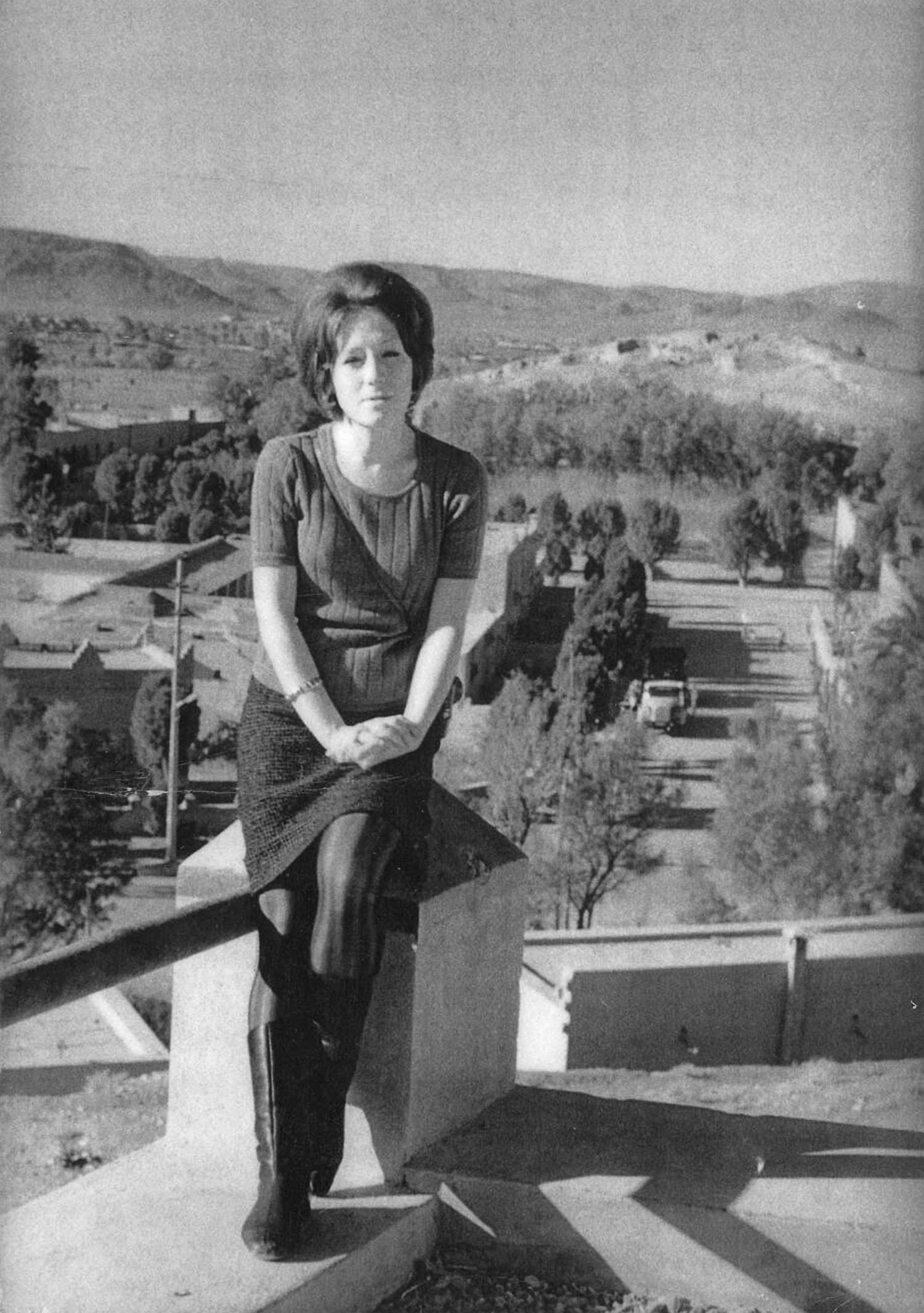 Toni Maraini, en voyage dans le sud du Maroc, 1969. Photo : M. Melehi, archives T. M.