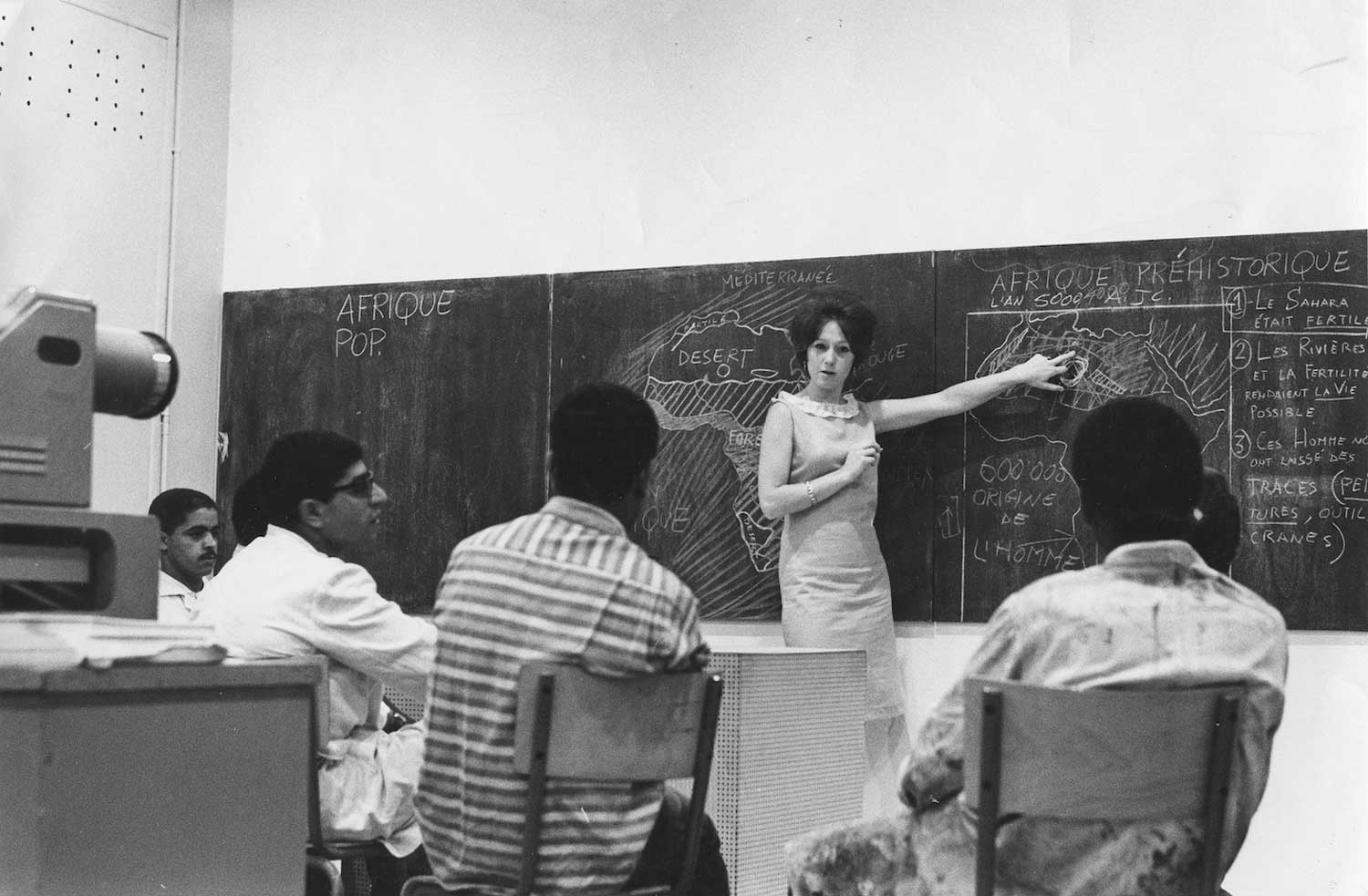 Toni Maraini enseigne l’histoire de l’art à l’École des beaux-arts de Casablanca, 1965. Photo : Mohamed Melehi, courtesy des archives Toni Maraini.