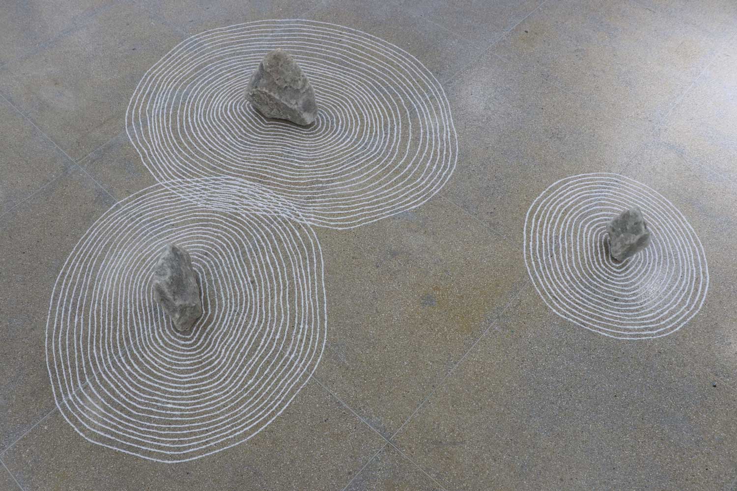 Sans titre, 2019, installation en sel et sel gemme, dimensions variables. Courtesy de l’artiste.