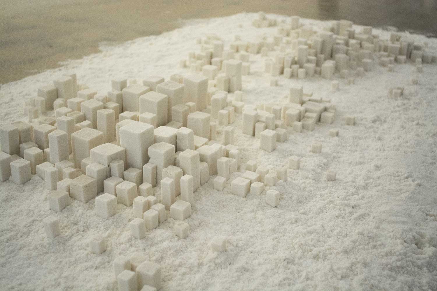 Ville en sel, 2018, installation en sel, 1,5 × 3 m (dimensions variables). Courtesy de l’artiste.