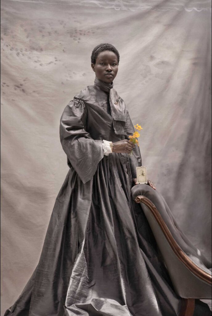Dagmar van Weeghel, Penda in Bloom – Do Not Refuse Me, 2022, impression pigmentaire d’archives sur papier Photo Rag avec marge blanche, 110,5 × 160 cm. Fleurs encodées : pavot de Californie (Eschscholzia), rudbeckie (Black-eyed Susan) et lierre. Courtesy THIS IS NOT A WHITE CUBE.