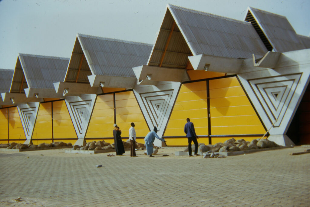 Centre international du commerce extérieur du Sénégal (CICES), Dakar, conçu en 1971-1974 par les architectes Jean-François Lamoureux et Jean-Louis Marin. Photo © Michel Fegyveres