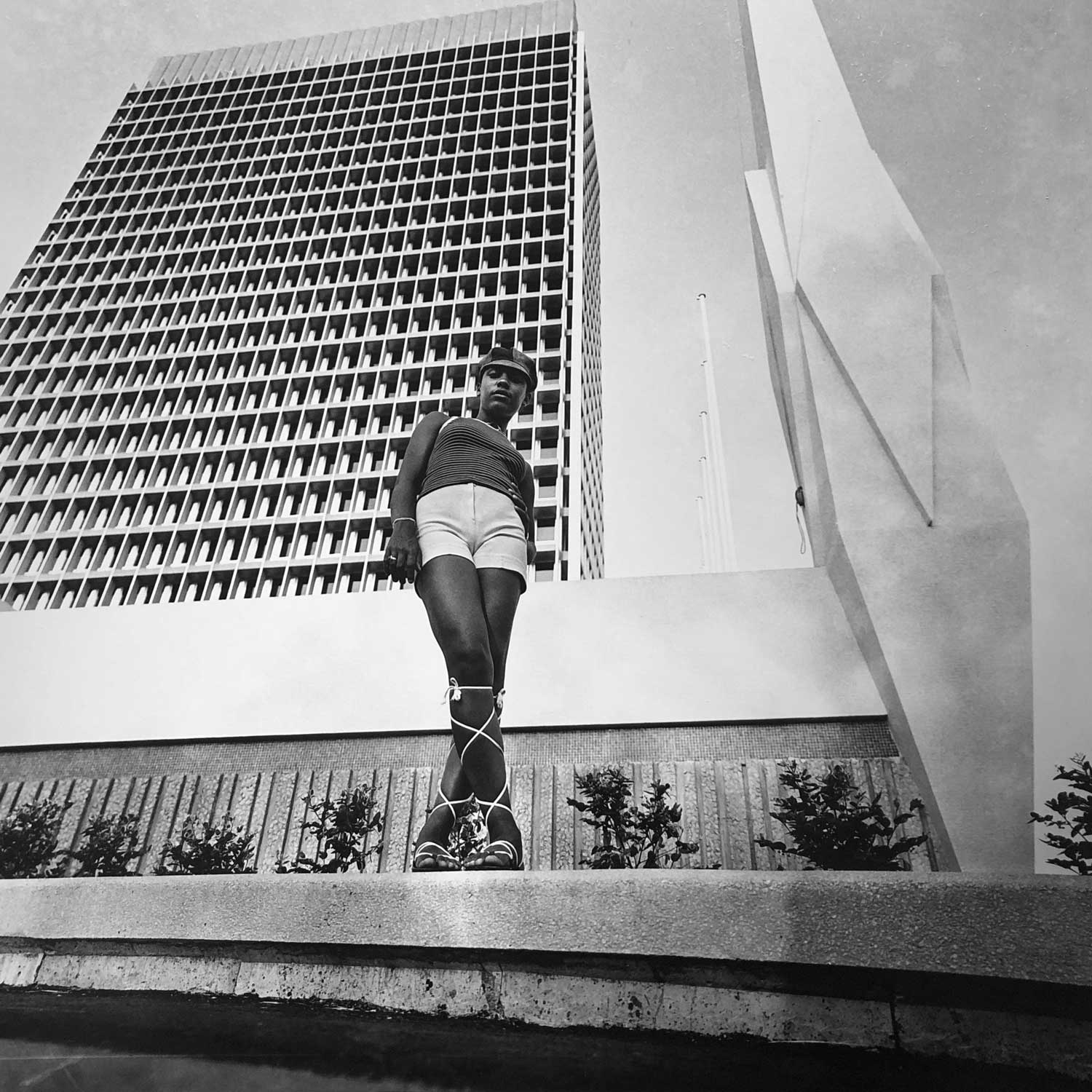 Paul Kodjo, Photographie de mode, plateau, Abidjan (Fashion Photograph, Abidjan), 1970, tirage argentique, 40 × 50 cm. © Paul Kodjo. Courtesy In Camera Galerie & Les Rencontres du Sud.