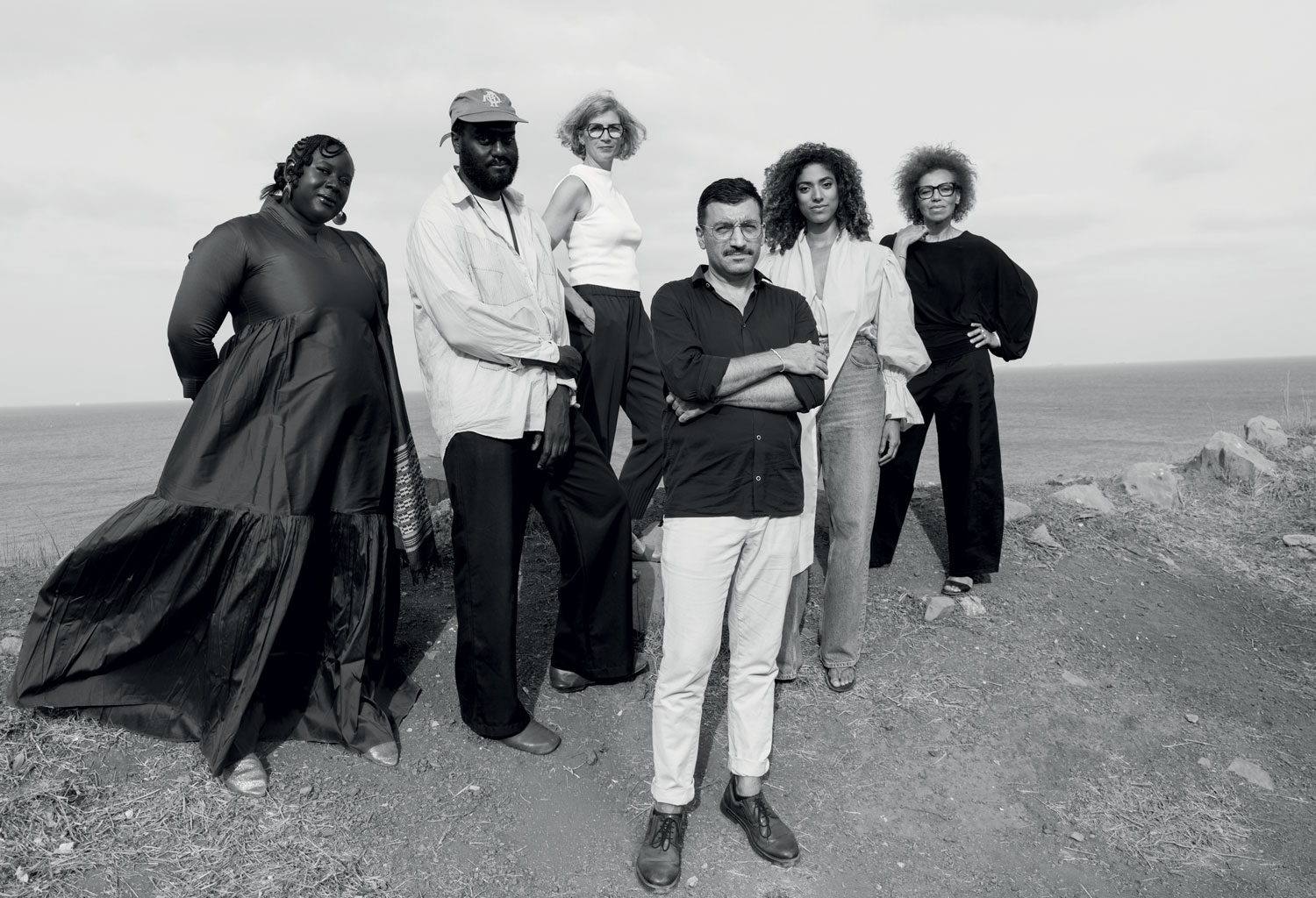 Morad Montazami entouré par son équipe curatoriale : Madeleine de Colnet, Oulimata Gueye, Delphine Lopez, Fatima Bintou Rassoul Sy, Youssouf Fofana (section design).