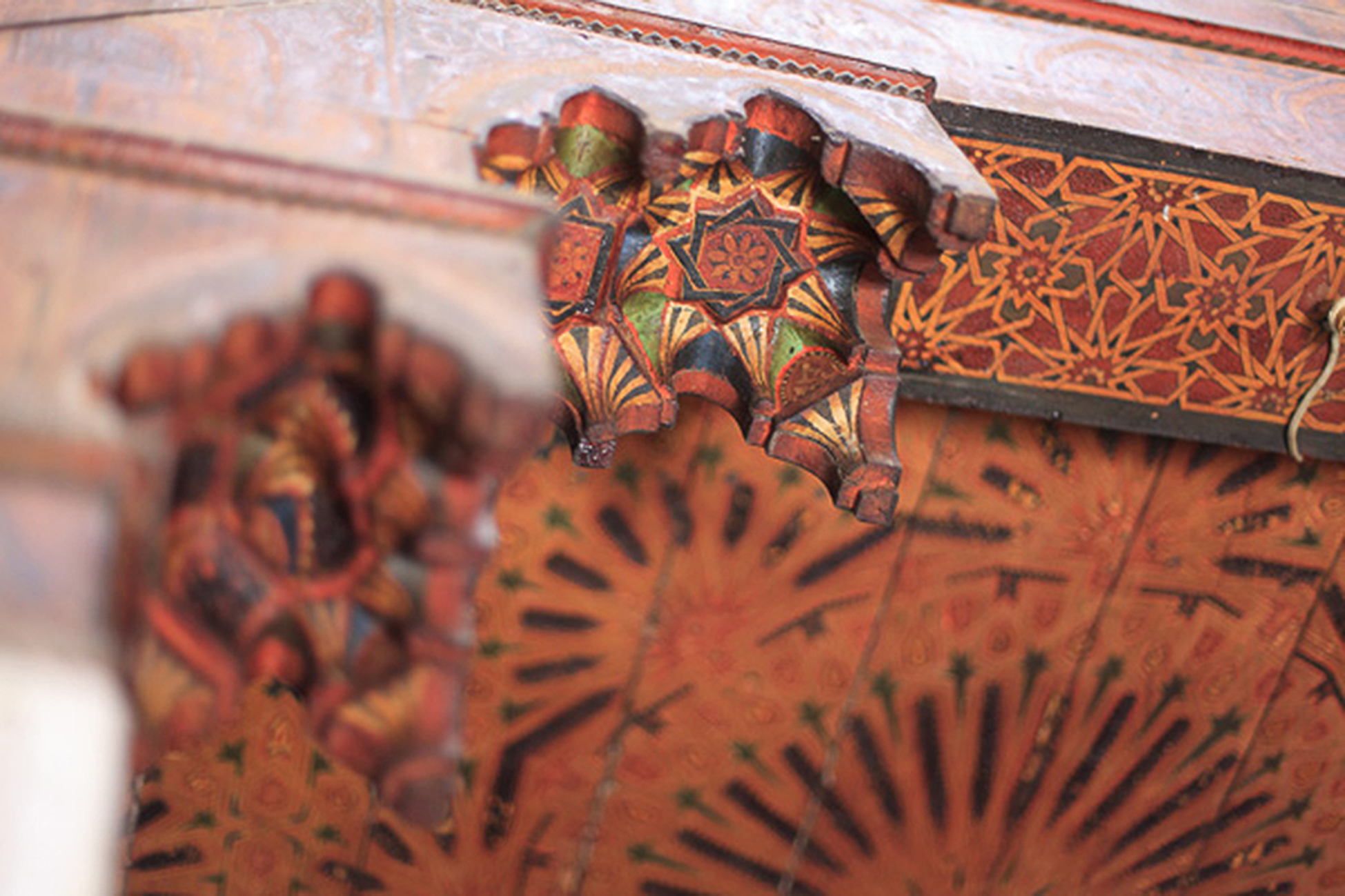 Le plafond en bois sculpté de la douiria du Derb El Hammam. Copyright Maison de la Photographie, Marrakech