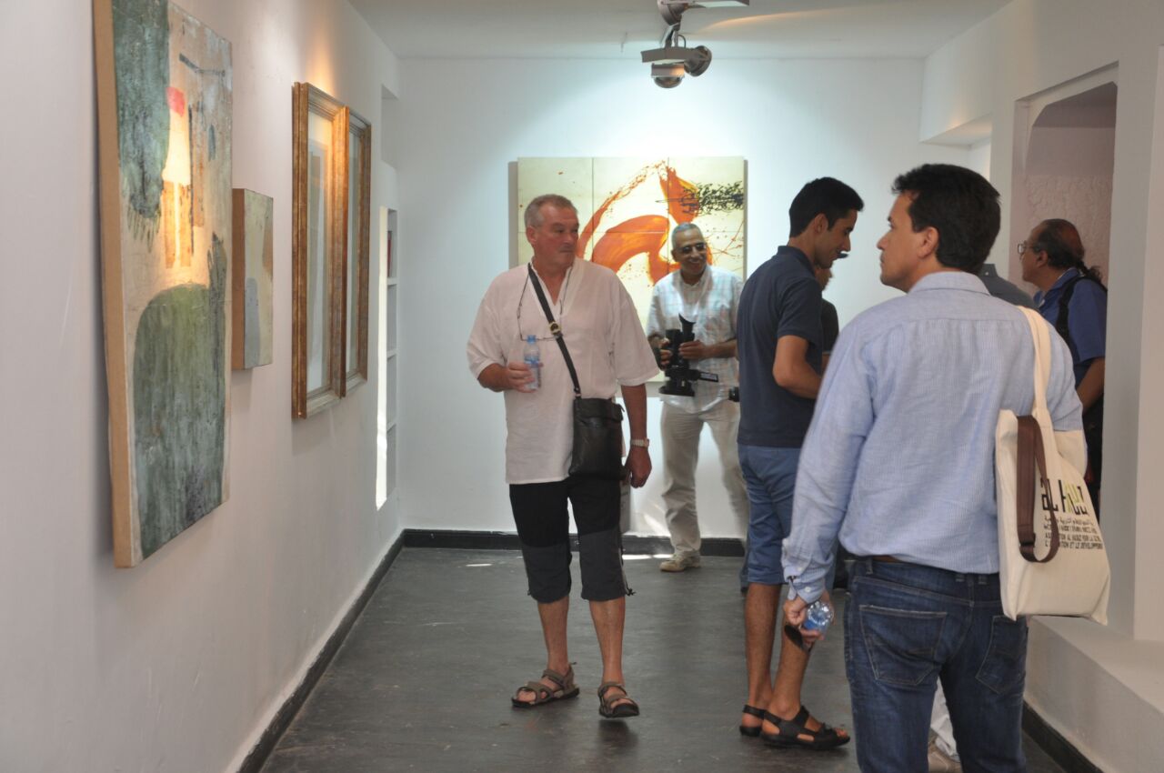 Faouzi Laatiris dans l’atelier de Mohamed Larbi Rahhali