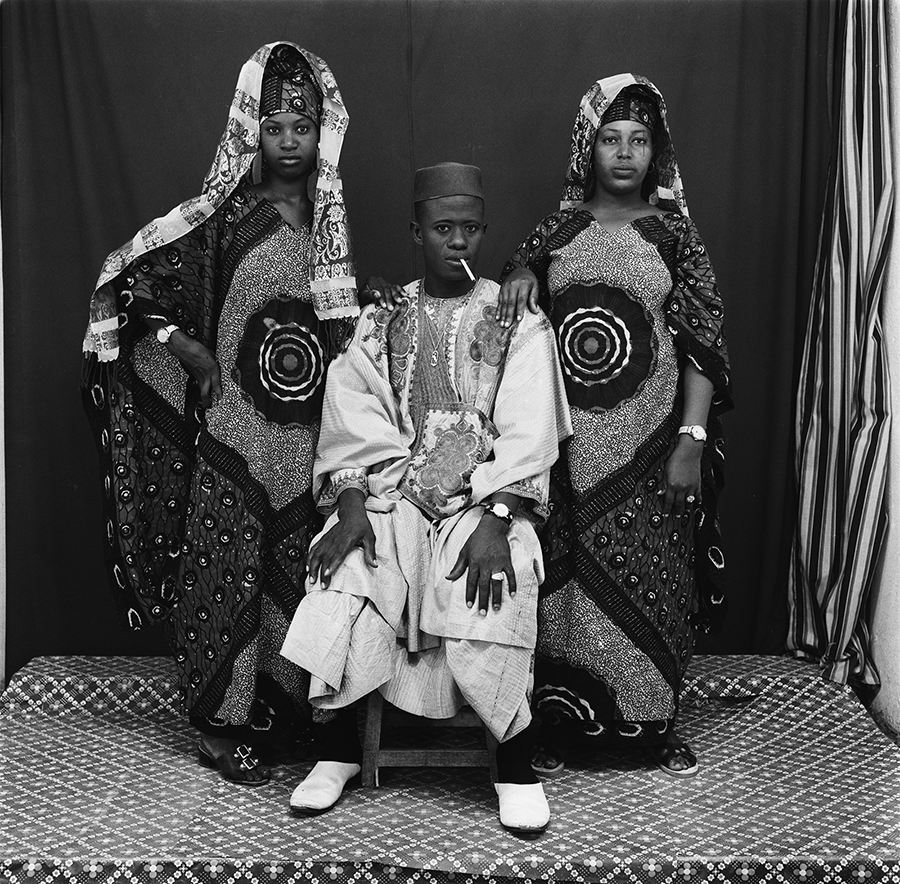 Malick Sidibé Avec ses deux femmes, 1979, Courtesy Galerie du jour Agnès b.