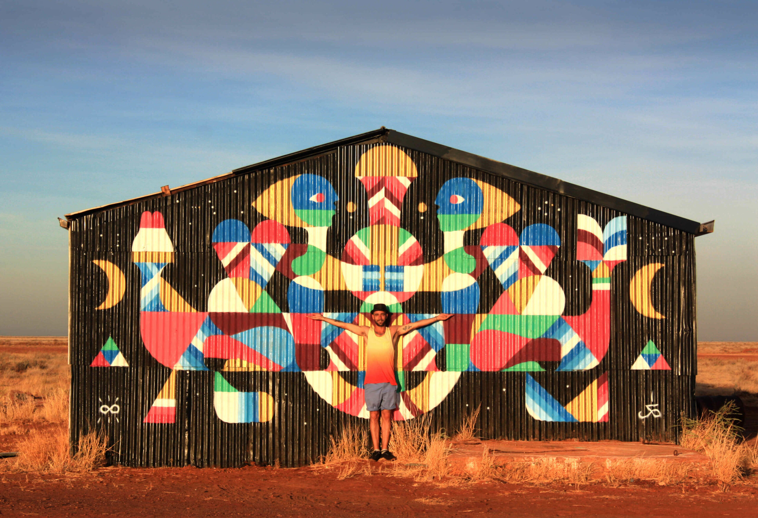 REMED, avide de grands espaces, devant une de ses fresques murales dans le désert d’Australie.