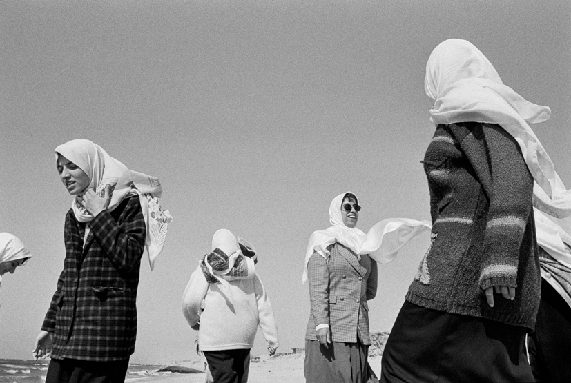 Nadia Benchallal, Sur la plage de la bande de Gaza, 1997, bande de Gaza, Palestine, tirage baryté. Copyright de l'artiste