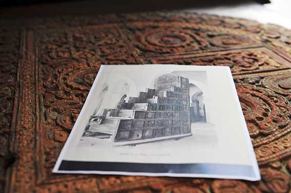 Une des planches du minbar des Andalous avec une reproduction de l'étude faite par Henri Terrasse © Fabrice Coiffard pour DIPTYK