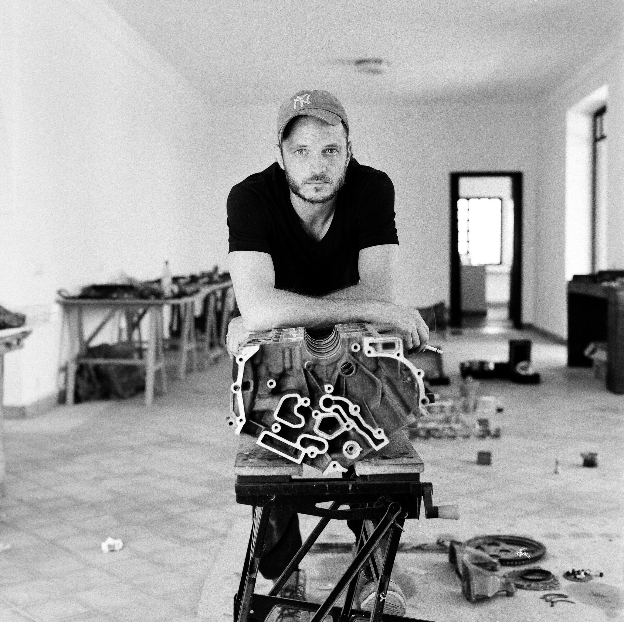Eric Van Hove dans sa résidence-atelier de Marrakech.