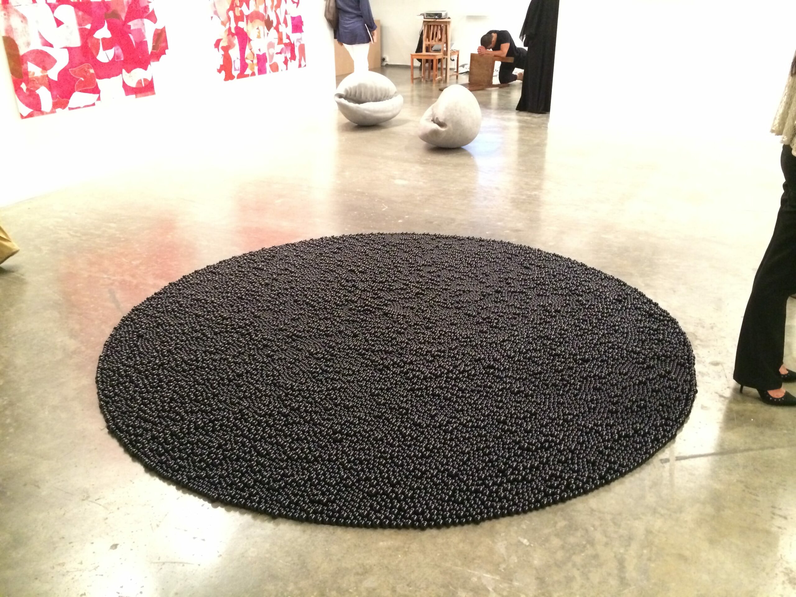 Mona Hatoum , cercle, billes de verre présentée par la galerie Chantal Crousel