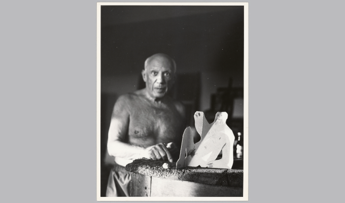 Anonyme, Picasso assis à côté de la sculpture à la mine de plomb, 1962 © RMN-Grand Palais (Musée national Picasso-Paris) © Succession Picasso, 2017